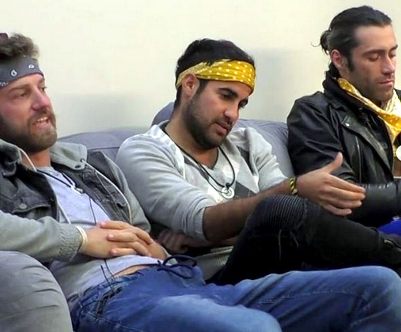 Od lewej: Dawid, Vasilis i Kamil po nocnych przepychankach trafili do sekretnego pokoju