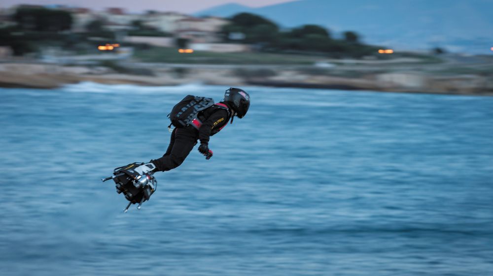 Francja. Flyboard spadł do wody. Ekspert: To było do przewidzenia