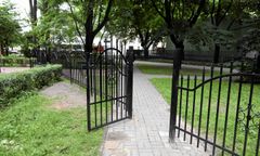 Warszawska moda na odgradzanie się. "Plac zabaw wyłącznie dla..."