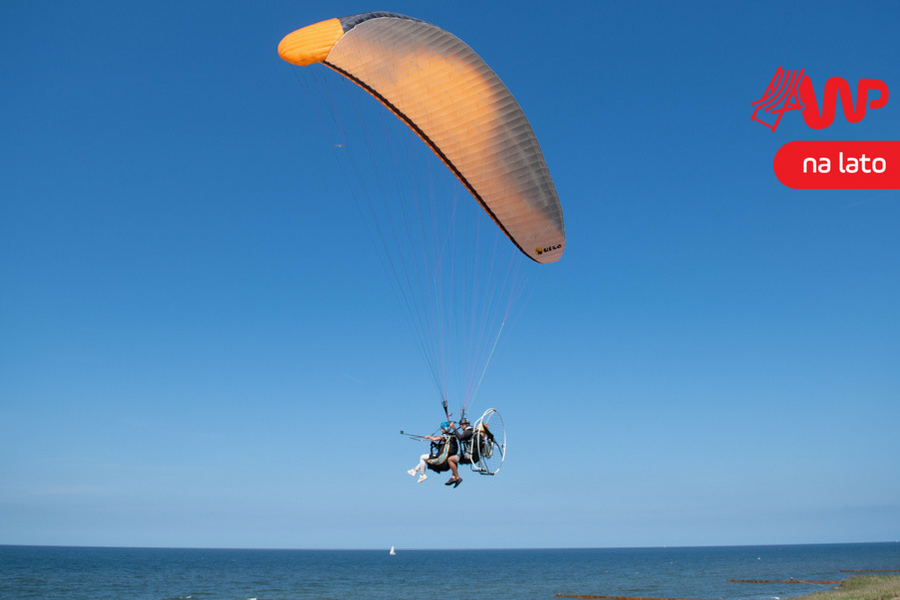 Paralotniarze podbijają wybrzeże. Za 150 zł możesz poszybować nawet 2 tys. metrów w górę