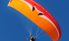 Wypadek paralotniarza w Beskidach. Zabrał go śmigłowiec ratunkowy