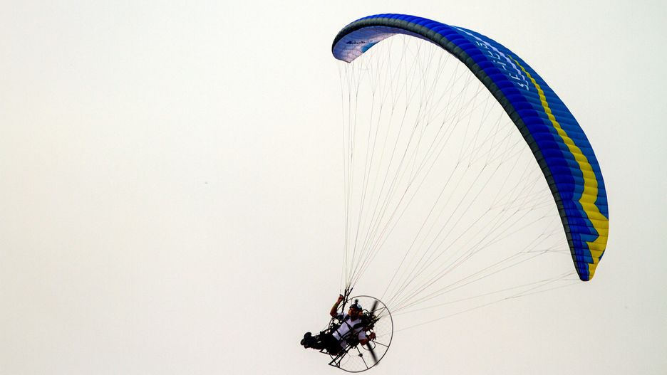 Paralotniarz spadł w wys. 10 m