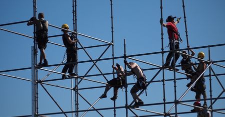 Lepiej, żeby posłowie rozmawiali o skróceniu tygodnia pracy niż "kaczorze dyktatorze"