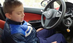 Dziecko za kierownicą i pierwsze lekcje jazdy. Umiejętności chłopca robią wrażenie