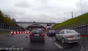 Wzorowa jazda na suwak na polskiej drodze. Z tych kierowców należy brać przykład