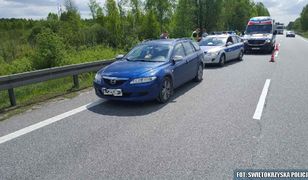 24-latka potrąciła policjanta i przez kilkanaście kilometrów "wiozła" go na masce samochodu