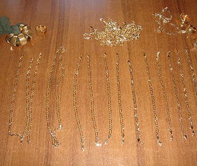 Chcieli sprzedać fałszywy sygnet, trafili na policjanta