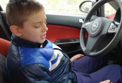 Dziecko za kierownicą i pierwsze lekcje jazdy. Umiejętności chłopca robią wrażenie
