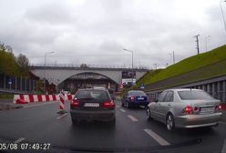 Wzorowa jazda na suwak na polskiej drodze. Z tych kierowców należy brać przykład