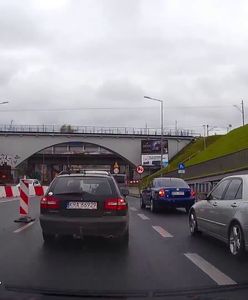 Wzorowa jazda na suwak na polskiej drodze. Z tych kierowców należy brać przykład