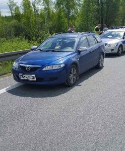 24-latka potrąciła policjanta i przez kilkanaście kilometrów "wiozła" go na masce samochodu