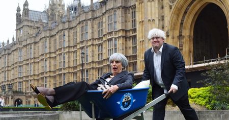 "Theresa May" wywieziona na taczkach. Londyńczycy zadziwieni widokiem
