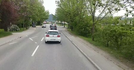 Holowanie samochodu rowerem? Dla tego starszego pana to nie jest problem