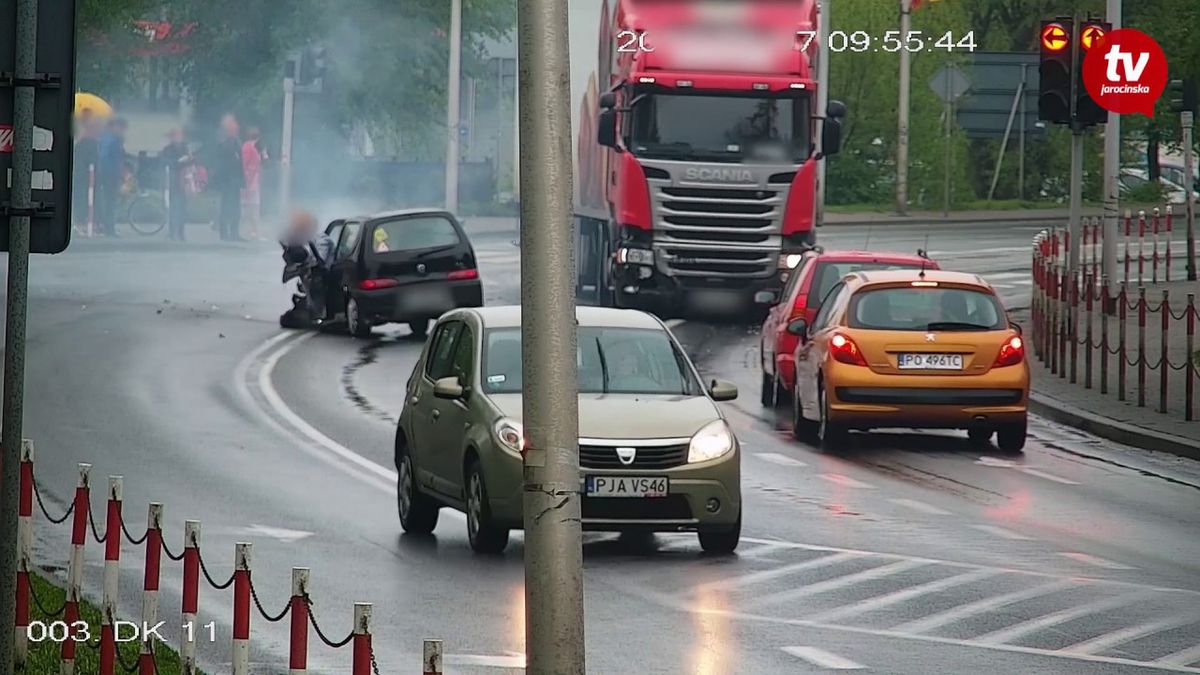 Ciężarówka na czerwonym świetle wjeżdża na skrzyżowanie i uderza w Fiata Seicento