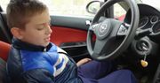Dziecko za kierownicą i pierwsze lekcje jazdy. Umiejętności chłopca robią wrażenie