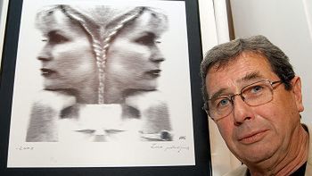 Janusz Gajos przy jednej ze swoich prac