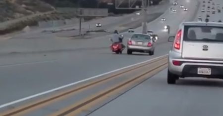 Motocyklista kopnął samochód. Spowodował karambol na autostradzie