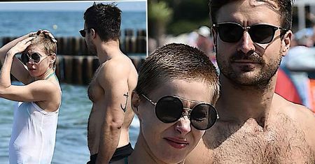 HOT! Katarzyna Warnke w bikini i półnagi Piotr Stramowski na plaży w Kołobrzegu! Wyglądają jak gwiazdy z Hollywood!