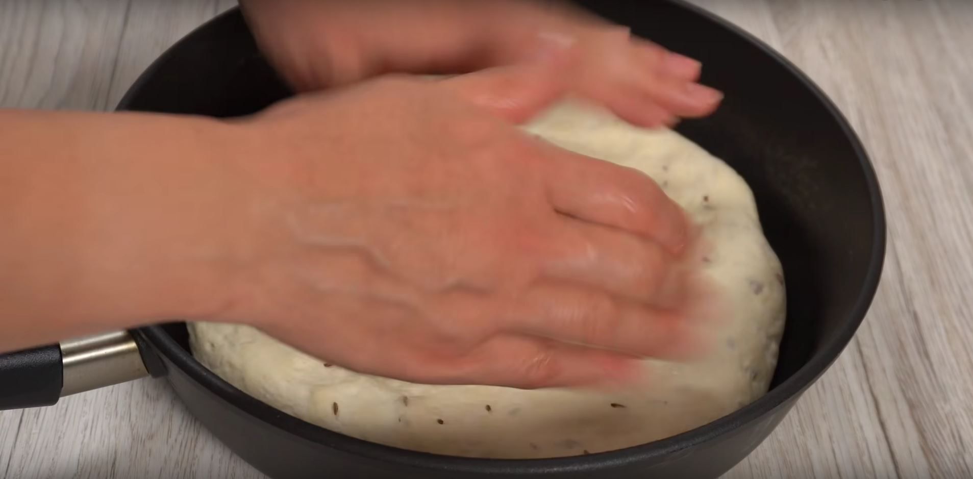 Smażenie chleba - Pyszności; Foto kadr z materiału na kanale YouTube Przepisy od Olgi
