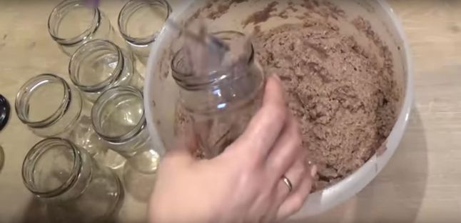 Przygotowanie pasztetu w słoiku - Pyszności; Foto: kadr z materiału na kanale YouTube Swojskie jedzonko