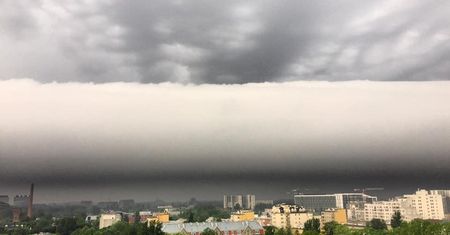 Niezwykłe zjawisko nad Warszawą. Wał rotorowy na niebie