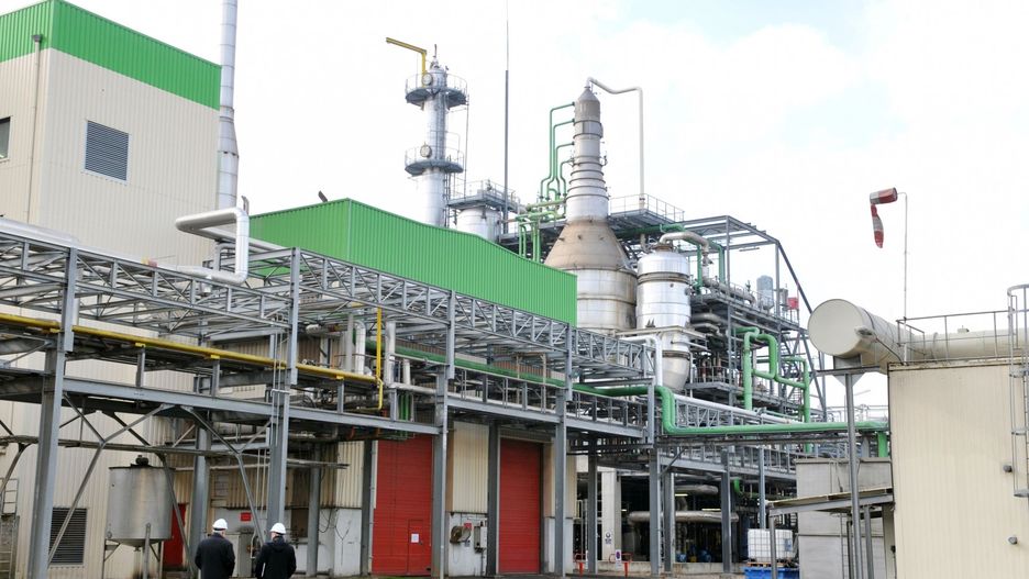 Francja. Rouen. Pożar i eksplozja w fabryce biopaliw Saipol.
