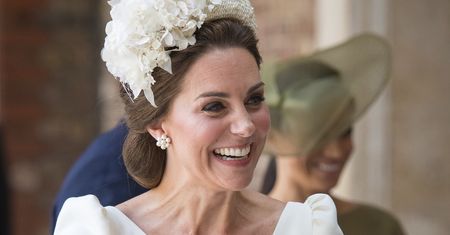 Szyk i elegancja na chrzcinach księcia Louisa. Kate i Meghan olśniły!