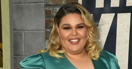 "Glow". Całkowicie odmieniona Britney Young na gali