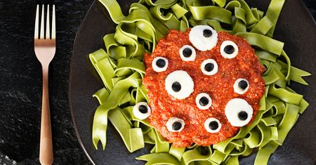 Straszny zielony makaron na Halloween
