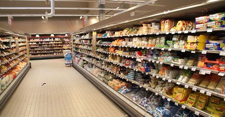 Francuski Carrefour znalazł sposób na obejście zakazu handlu. Związkowcy protestują