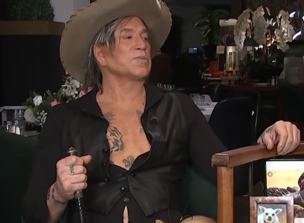 Mickey Rourke w brytyjskiej śniadaniówce postawił na ekstrawagancję