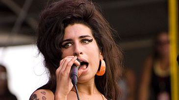 Amy Winehouse to angielska piosenkarka znana z takich hitów jak "You Know I'm No Good" czy "Rehab".