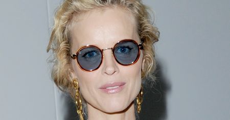 LOOK OF THE DAY: Eva Herzigova w beżowym garniturze