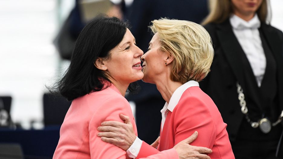 Strasburg. Vera Jourova (L) wita się z przyszłą szefową KE Ursulą von der Leyen (P)