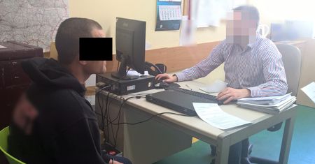 Przetrzymywał kobietę w mieszkaniu na Woli. Uciekła przez okno