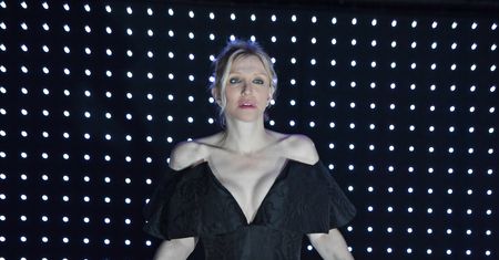 Courtney Love nawet elegancką suknię potrafi zamienić w szczyt wulgarności