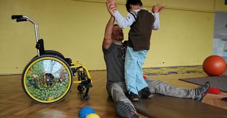 Koniec z rehabilitacją dzieci w szpitalu, sale przejmie prywatna firma. "Mali pacjenci będą biegać po korytarzu"