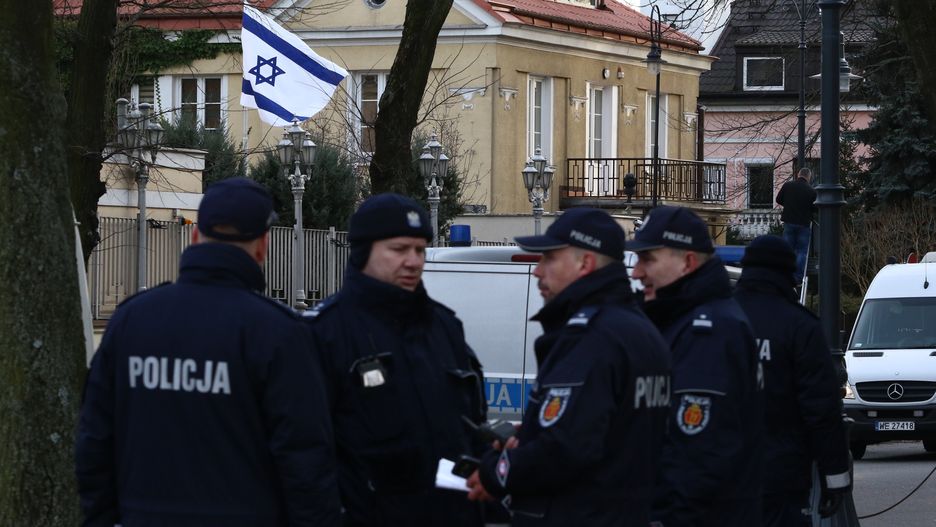 Policjanci pilnujący ambasady izraelskiej