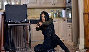 Gwiazda "Nikity", Maggie Q, z dekoltem do pasa. Musiała uważać na każdy ruch