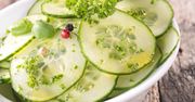 Surówka z ogórków - przepis. Smakuje lepiej niż mizeria