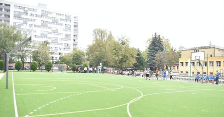 Społeczność szkolna chciała sama uzyskać pieniądze na nowe boisko. Z pomocą przyszedł radny i Wydział Oświaty