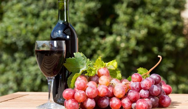 Najpopularniejszym sposobem przetworzenia winogron jest produkcja wina - Pyszności; Foto Canva.com