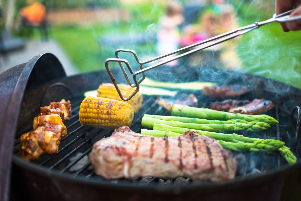 jak czyścić grill gazowy, fot. getty images