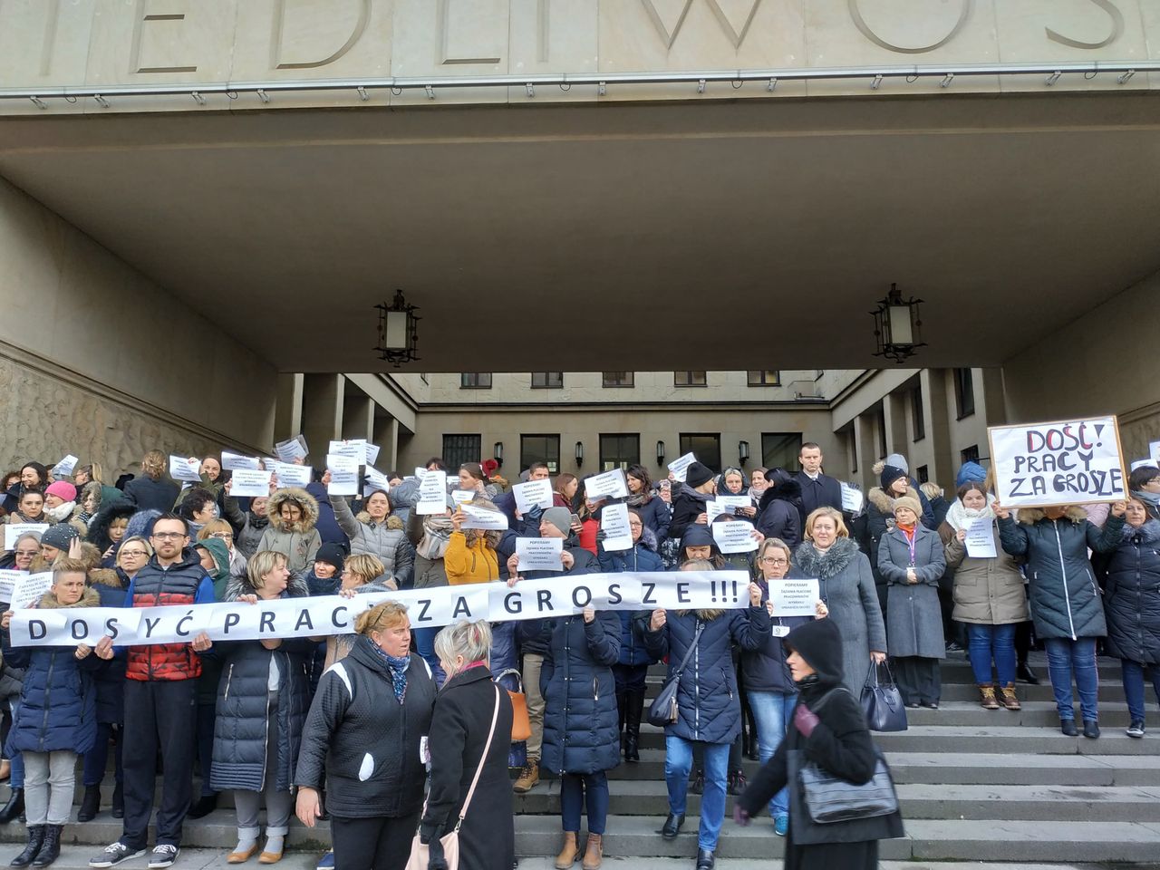 Protest przed warszawskim sądem. Pracownicy żądają podwyżki