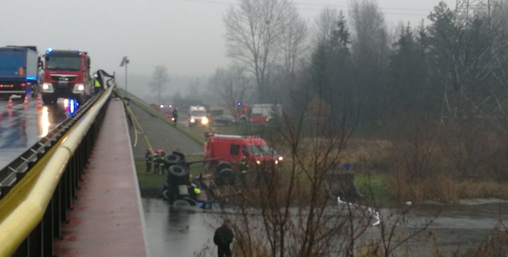 Ciężarówka wpadła do rzeki. Kierowca nie żyje