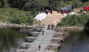 Warszawa. Oczyszczalnia ścieków Czajka. Trwają prace zgrzewcze przy rurociągu