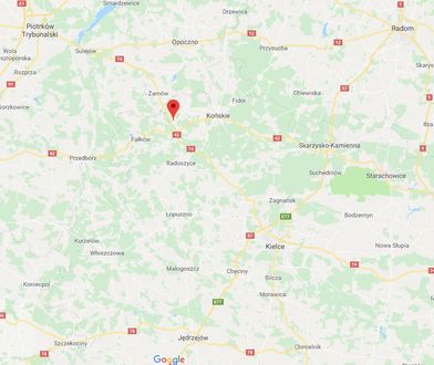 Wypadek na drodze w Świętokrzyskiem. W miejscowości Koliszowy osobówka wbiła się w ciężarówkę