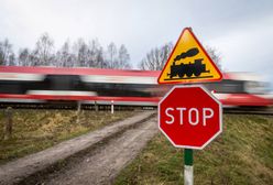 Andrychów. Wypadek na niestrzeżonym przejeździe. Pociąg staranował samochód