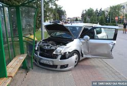 Kto jej dał prawo jazdy? Parkując uszkodziła przystanek, inne auta i raniła dziecko