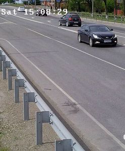 Rosja: Rowerzysta potrącony przez samochód wpadł pod koła innego pojazdu